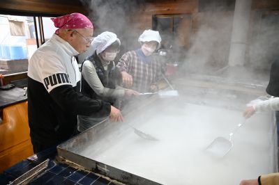 戸田塩の作り方の説明を受けている参加者のみなさん