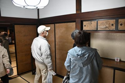 松城家住宅を見学する参加者のみなさん