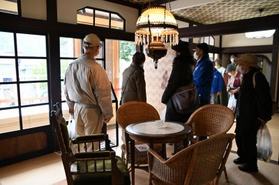 松城家住宅を見学する参加者のみなさん