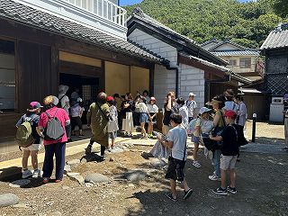 松城家住宅を見学している参加者のみなさん
