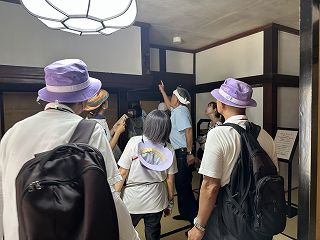 松城家住宅内観を見学する参加者のみなさｎ