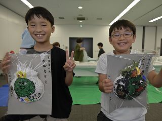タカアシガニのお面作りをする参加者のみなさん