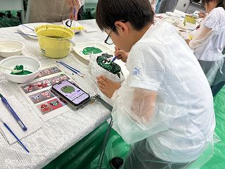 タカアシガニのお面作りの様子